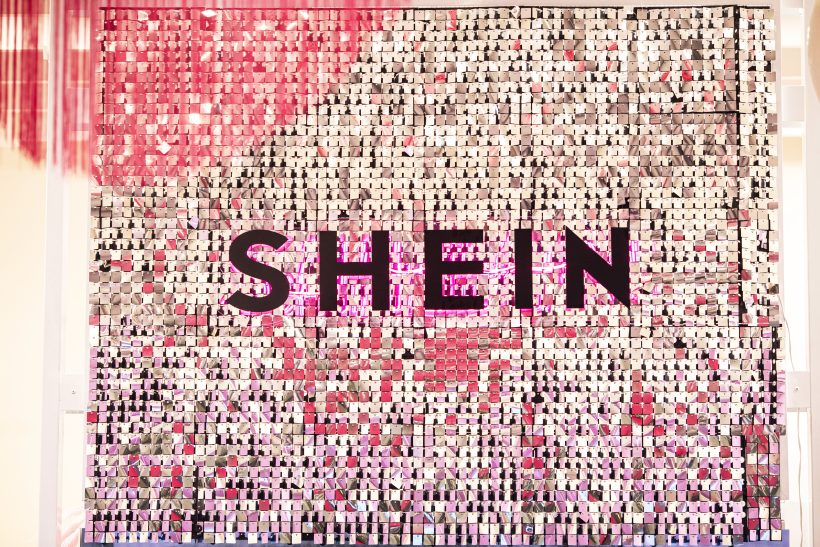 Shein va désormais indiquer sur ses t-shirts l’âge de l’enfant qui l’a fabriqué