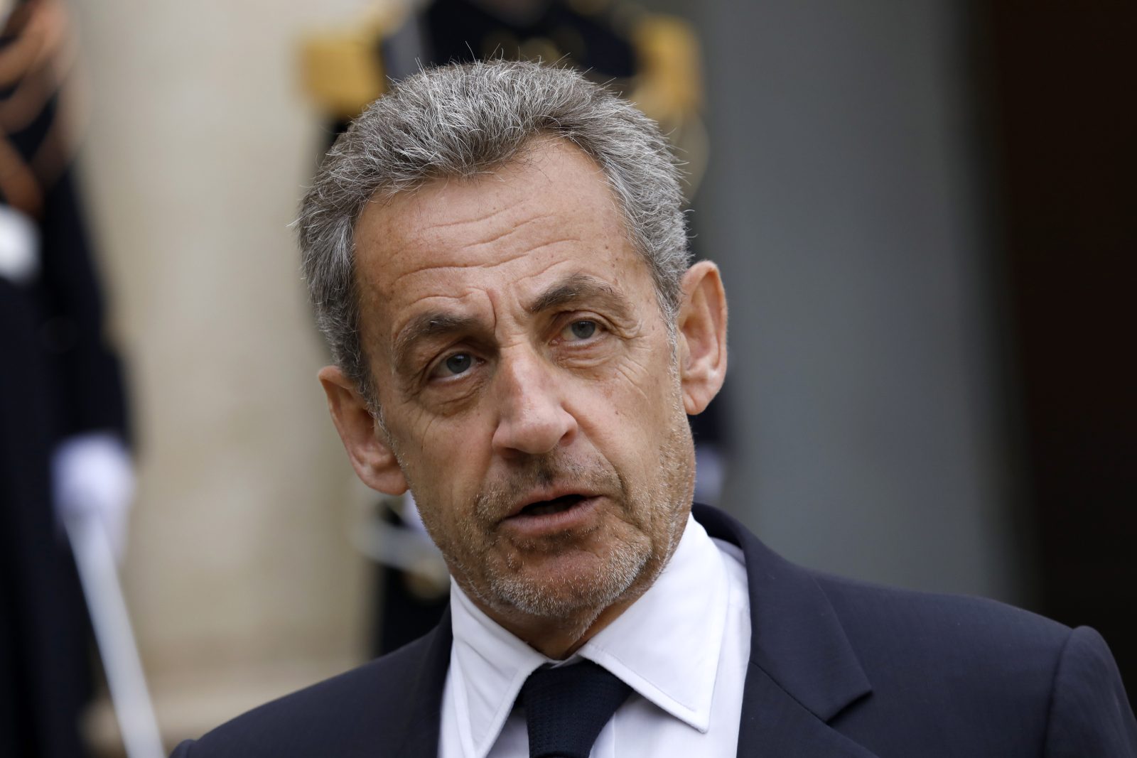 Nicolas Sarkozy aide deux avocats à retrouver leur chemin dans les couloirs du tribunal de Paris